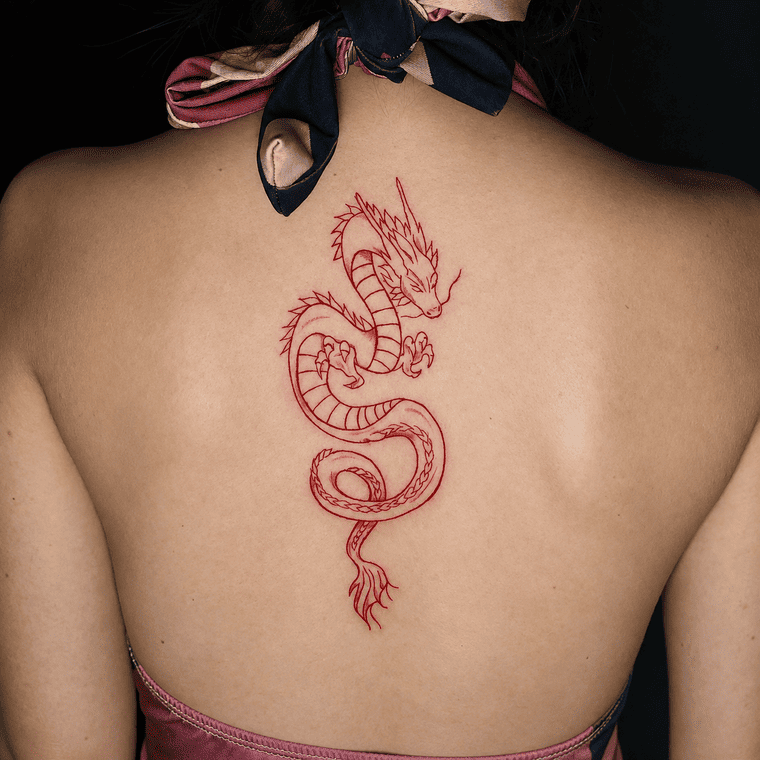 Costas com tatuagem no estilo oriental contendo um dragão shenlong na cor dos traços vermelhos.